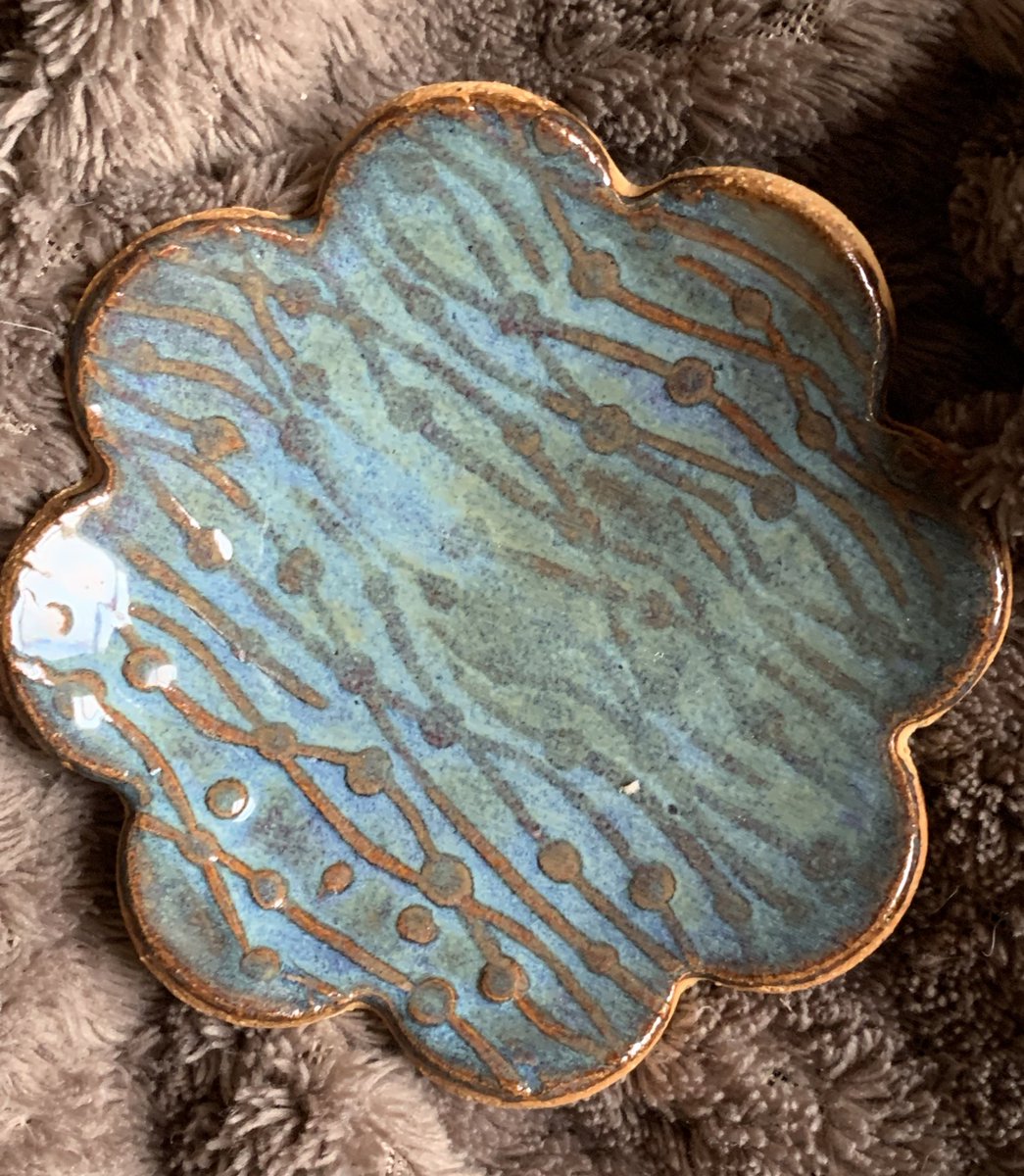MousePottery's tweet photo. Floral shaped mini potbelly dish.

Dishwasher safe. Use to hold flavoured salt or as a jewellery/pin dish.  £8 + Postage and Packaging.

Last postage date before Christmas is 9th Dec. https://t.co/ftY0jm2Y34