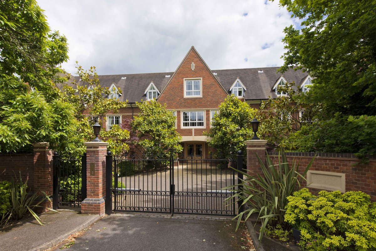 APWProperty's tweet photo. Prosper in the idea of escaping to the green spaces of Surrey this winter, with this cosy apartment in Weybridge.

Make your dream a reality by clicking here: https://t.co/G4Yvzk6ykh https://t.co/xkHCyHp3fU