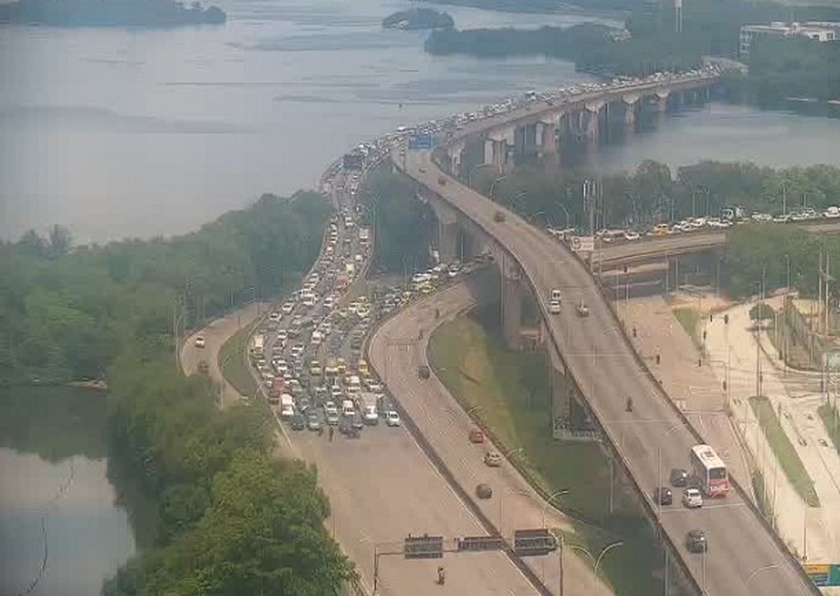 OGlobo_Rio's tweet image. Linha Vermelha é fechada nos dois sentidos na altura do Caju oglobo.globo.com/rio/noticia/20…