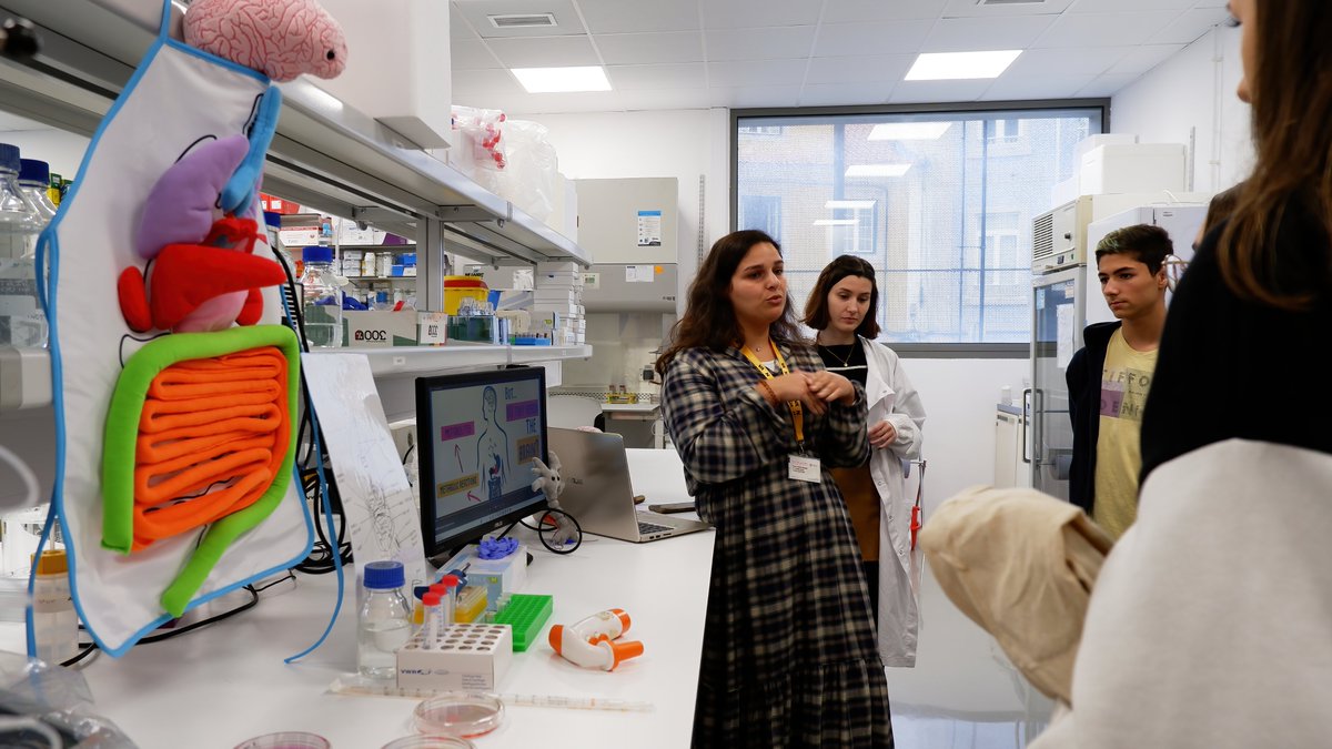 nova_medschool's tweet photo. Last week we celebrated with @cienciaviva #SemanaCT and hosted both high-school and uni students at #NMSResearch to show them our science. 🧑‍🎓🔬

It included lab visits and quizzes by our own @phd_committee! 🧑‍🔬🥳

Know more 🤩👇
https://t.co/m9G9q2O1jN https://t.co/N9sEhMRUy4