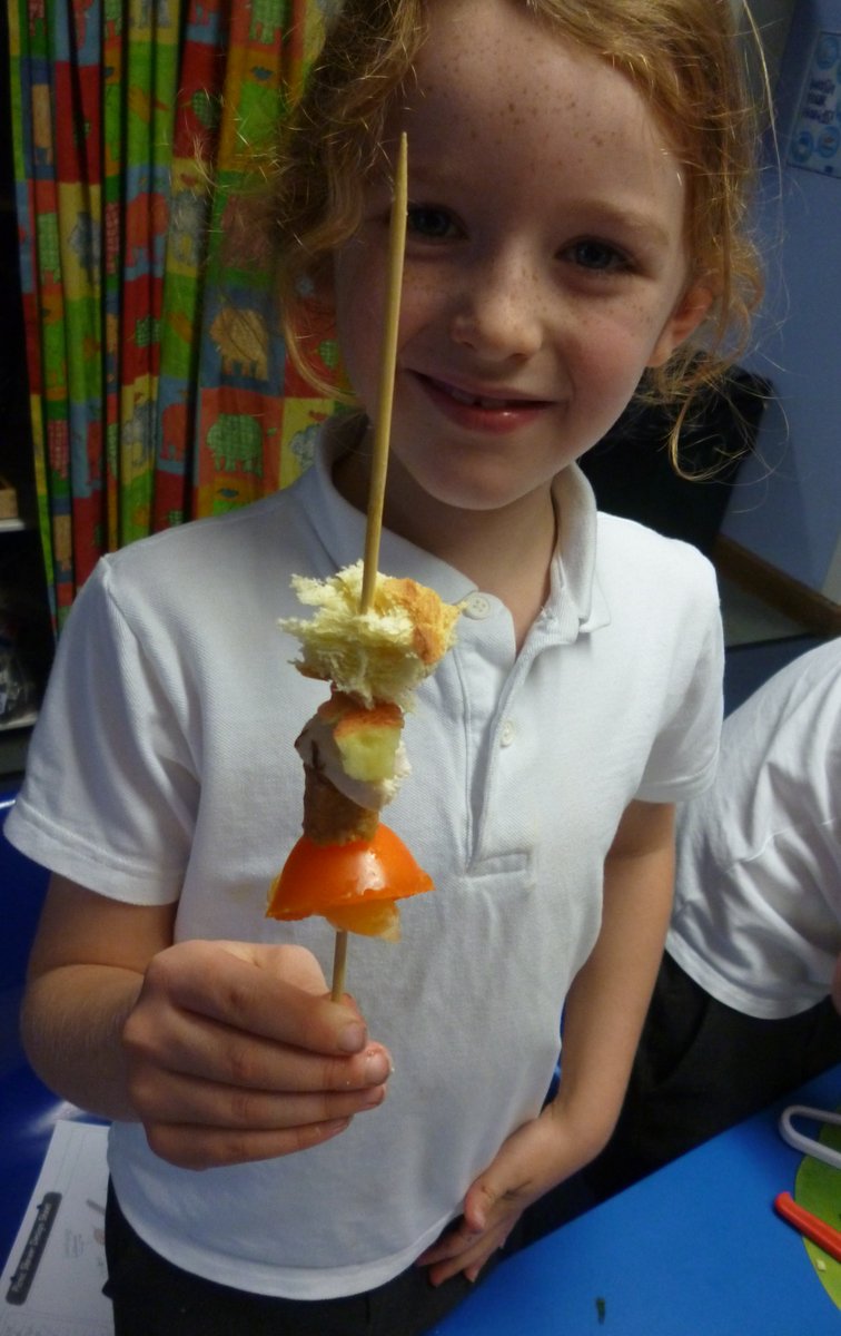 Year 2 had a wonderful day making healthy skewers they had designed in their design and technology lesson. They washed, chopped, peeled and sliced all their ingredients and then enjoyed eating and evaluating their work.
#collaboration #achievement 🍡🍢