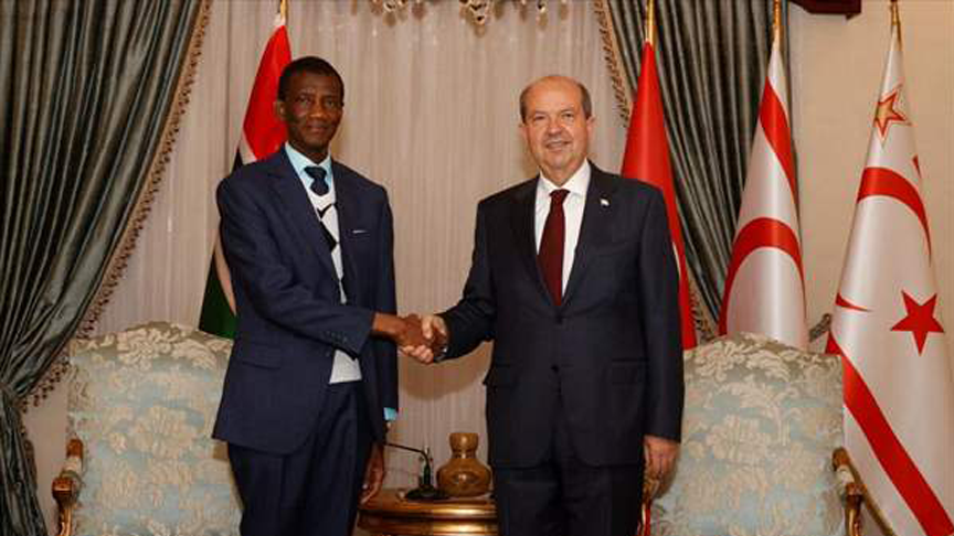 Ankara’da temaslarda bulunan Gambiya Devlet Başkan Yardımcısı Badara Joof, KKTC’ye geçerek Cumhurbaşkanı Ersin Tatar ile görüştü. Joof bir jest daha yaparak ziyarette Ercan Havalimanı’nı kullandı.