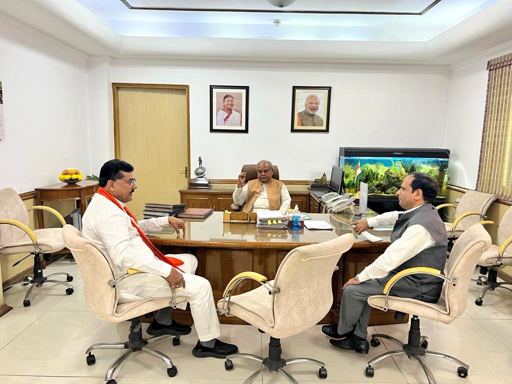 KamalPatelBJP's tweet photo. दिल्ली प्रवास के दौरान केंद्रीय कृषि मंत्री श्री @nstomar जी से भेंट कर कृषि से संबंधित अनेक विषयों पर चर्चा की और कृषि महाविद्यालय इंदौर को विश्वविद्यालय (यूनिवर्सिटी) बनाने के लिए पत्र देकर आग्रह किया। https://t.co/uhD2UgsxDG