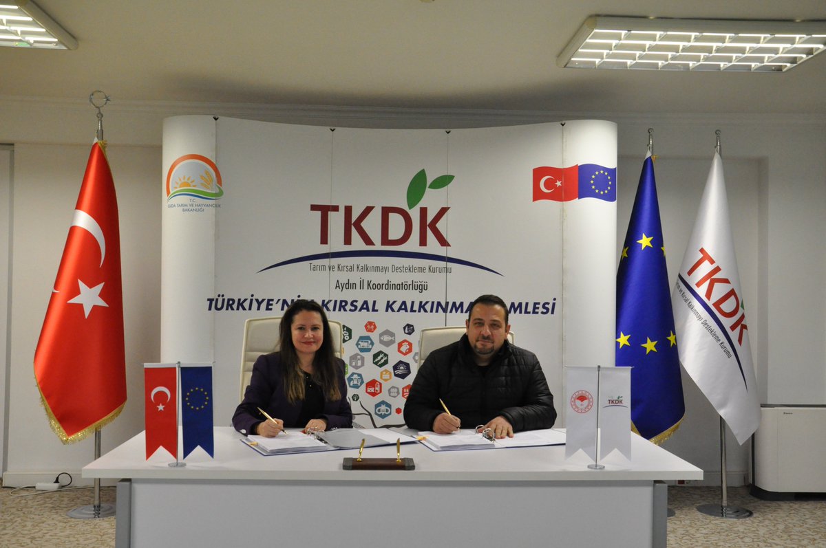 TkdkAydin's tweet photo. 11.Çağrı kapsamı destek almaya hak kazanan Bahaettin Yorgun ile mevcut petrol işletmesinin enerji ihtiyacını karşılamaya yönelik GES yatırımı projesi için sözleşmemizi imzaladık. #Aydın #TKDK #kırsalkalkınma #zeytinyagi #oliveoil #ges #günesenerjisi       
@tkdkaydin @NizOliveTR https://t.co/KFBK6nFiLO