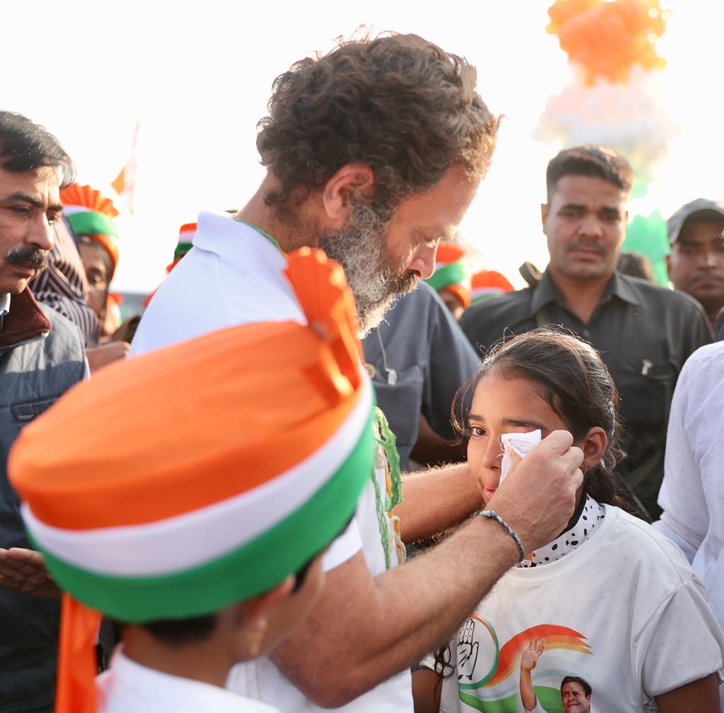 Allavaru's tweet photo. I will laugh with you,
And wipe your tears,
I will raise your voice,
And fight your fears.

#BharatJodoYatra https://t.co/Ml4PGNbfER