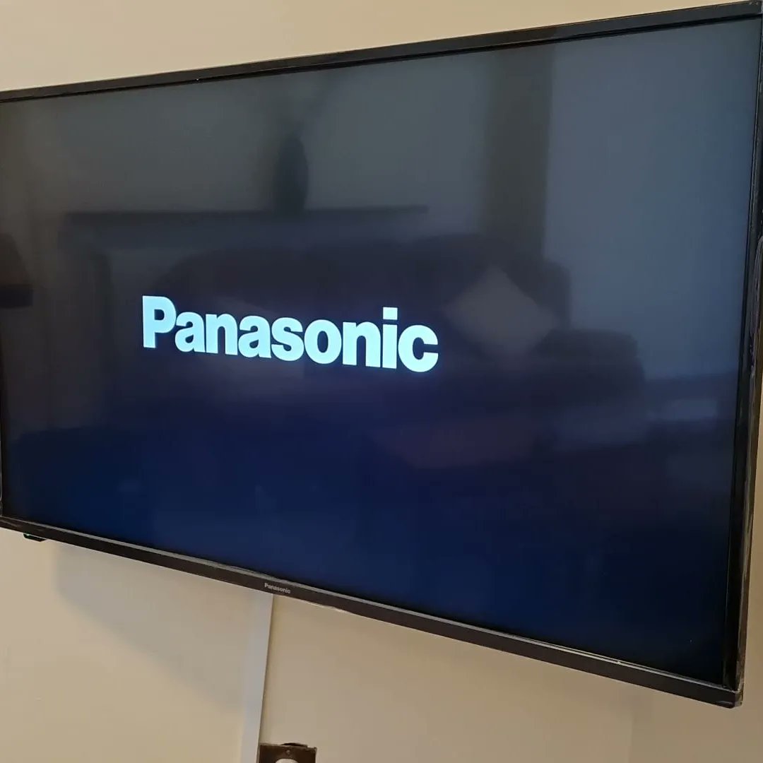 jasonmacfarland's tweet photo. Panasonic 43" TV with #saorview #freesat & #wirelessinternet for all the customer's favourite streaming apps. One happy customer #jmcsats #lovegorey https://t.co/H1KEpf4IX8