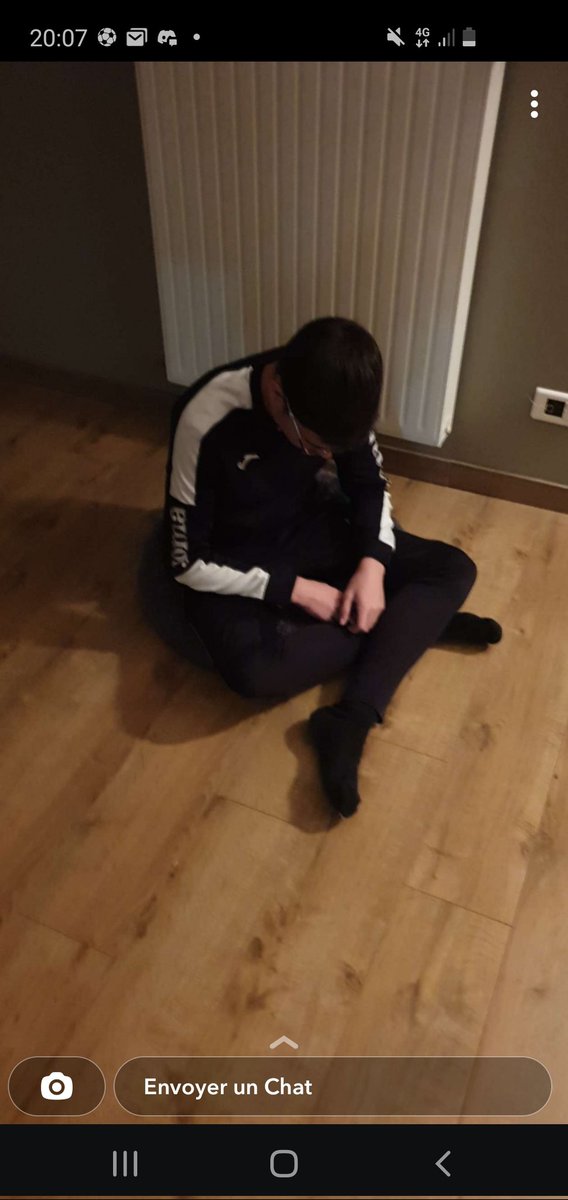 Roubiniol's tweet photo. @Mermmilo Moi  nn plus je rigole plus ça me blesse https://t.co/EnRlPF5Dhj