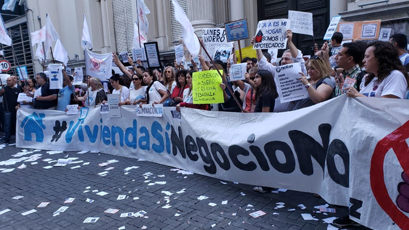 Los funcionarios del gobierno no pierden oportunidad de RELATAR el FRACASO del sistema #UVA, pero siguen demorando una solución de fondo y definitiva que ponga fin a este desquicio financiero y nos permita pagar sin #UsuraUVA #HipotecasJustas.
Entre los bancos y la gente...