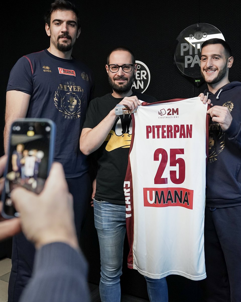 REYER1872's tweet photo. 📻 Speaker speciali a @RadioPiterpan Generation 🎶😄 Ci siamo proprio divertiti ragazzi, grazie!
#Reyer150 #Piterpan https://t.co/b5fYRrrz73