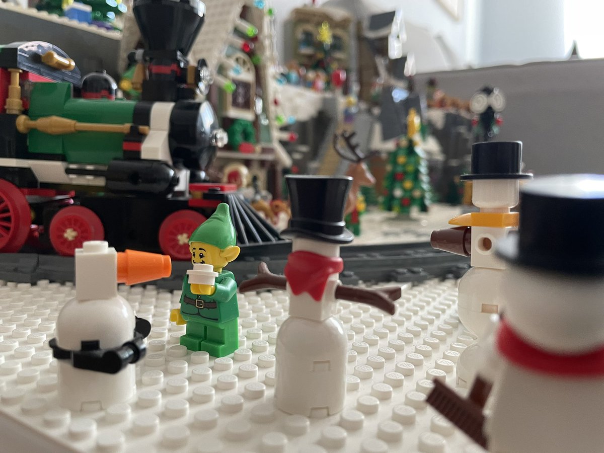marcolego2's tweet image. Building a #snowman #lego