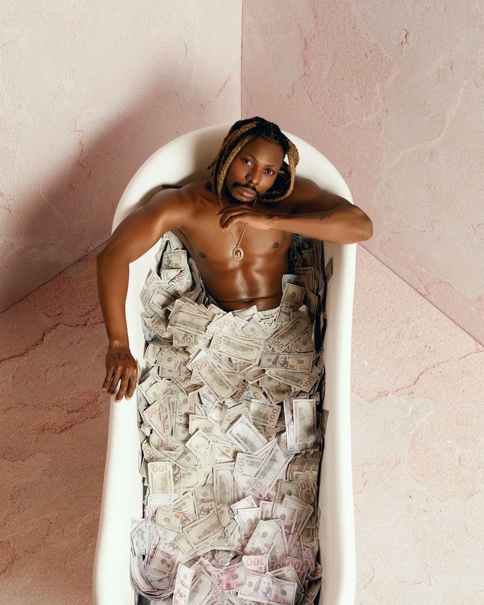 NativeMag's tweet image. “I come with a sound and the people love it, so I might do it 70,000 more times, your own is to keep enjoying it.”

In our Ember 2022 #ResetIssue, @asakemusik speaks about sticking to his unique sound💥

Full story:
bit.ly/3H1mY69