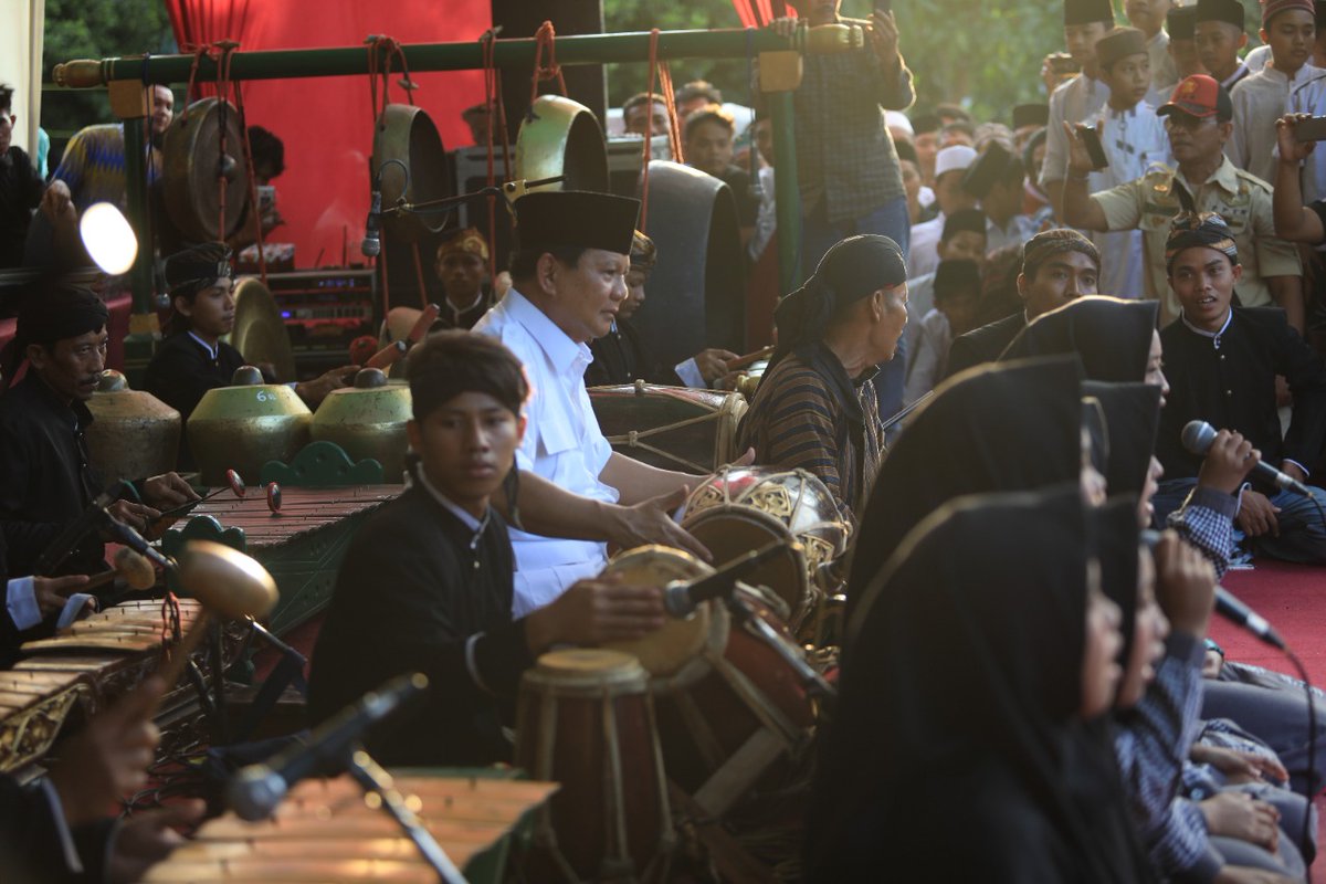 LasuardiW's tweet photo. Buat keseharianpun sadar atau tidak seni budaya selalu beliau pakai sebagai "senjata" untuk cara beliau ngasih tau identitas, kekuatan dan keunikan kita Indonesia
#PrabowoDanSeni https://t.co/yuhRgHeHbW