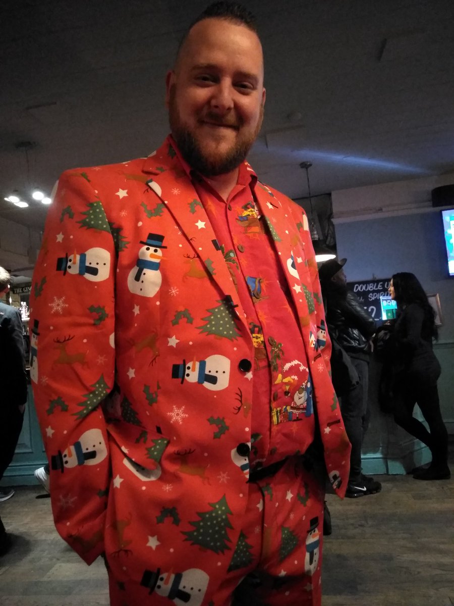 Well its nearly Christmas,so if you're in the Ipswich area,look out for this 'Flute in a Suit' making an indiot of himself in a bar near you! 🤣🎄🎅 @millensdartclub @JayneLoveday01 @burtnffc