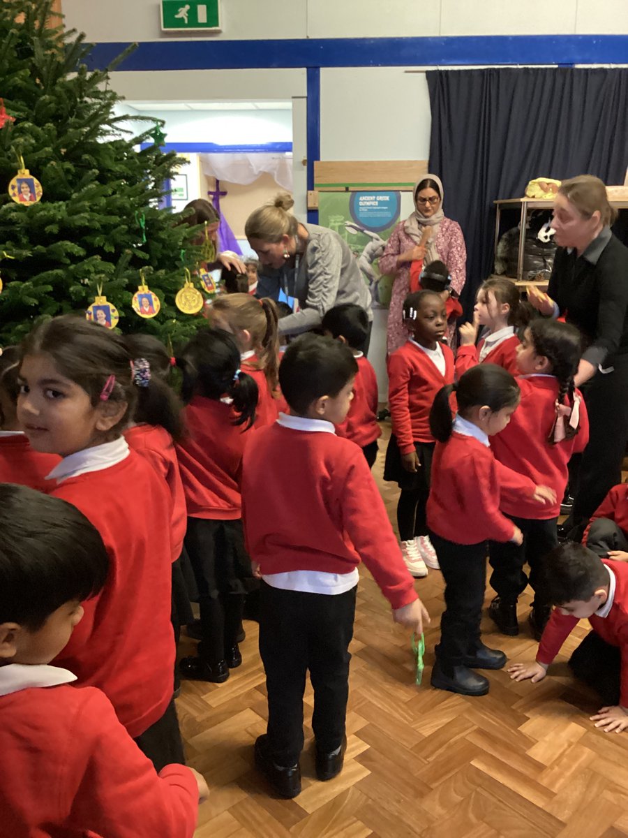 StMarysCofEPri1's tweet photo. Upper Foundation enjoyed joining with the whole school and putting our hand made decorations onto the school Christmas tree! We joined in singing the Christmas carols. #growinginwisdom #livingin community and service #findingourvoice https://t.co/zL8mF3gL4I
