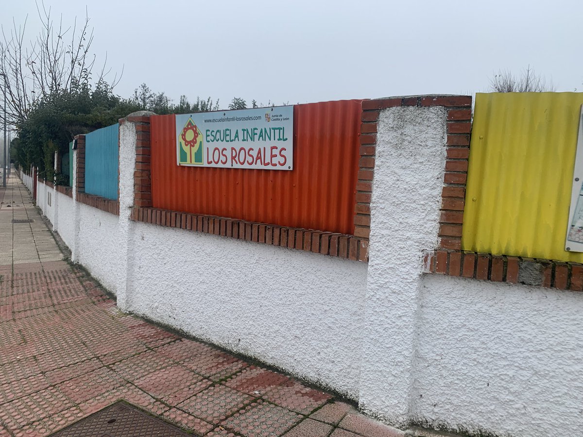 CompDigEdu_SA's tweet photo. Visita del equipo @CompDigEdu_SA a la EEI Los Rosales de #cabrerizos Muy ilusionados por comenzar el diseño de su #planTIC Gracias por recibirnos!! https://t.co/aPENtPYU2i