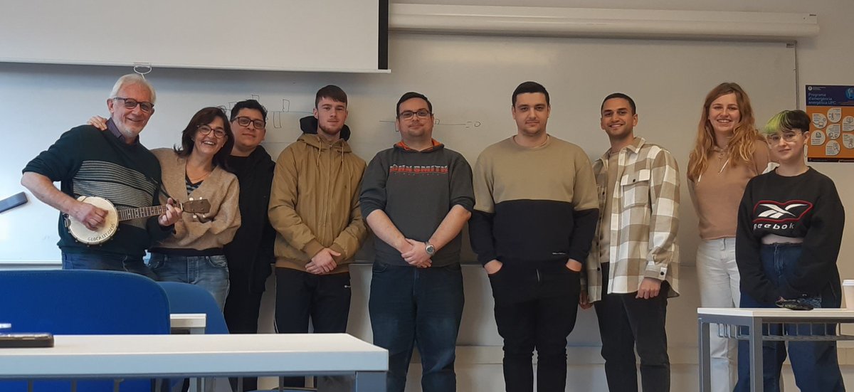 AriadnaLlorens's tweet photo. Molt agraïda  al @tondalmau per venir un any més a explicar el projecte d'economia social #Turuta i compartir una nova visió de la macroeconomia (i també el seu banjo 😃) a #EESO 
@UPCVilanova https://t.co/DSaIfLLM96