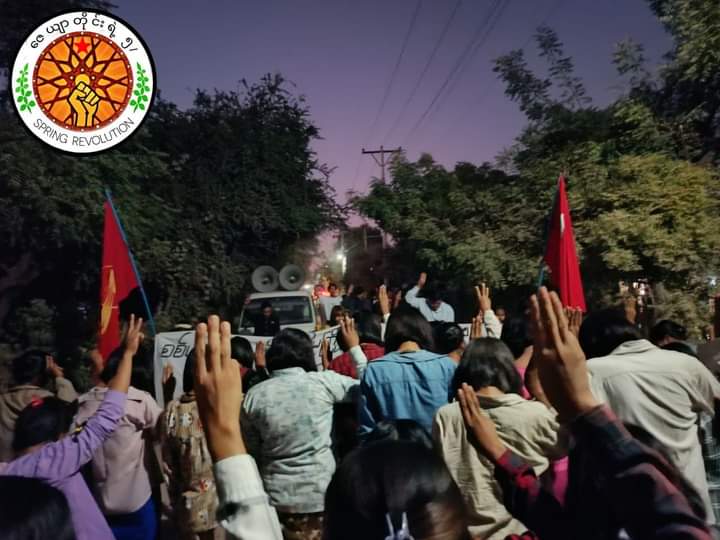 miN13700's tweet photo. Revolutionary residents in Sagaing's #Ayadaw township continued their regular anti-junta protest on December 2, paying tribute to the fallen martyrs.

#WarCrimesOfJunta
#2022Dec2Coup
#WhatsHappeninglnMyanmar https://t.co/rHkdXz0Eih