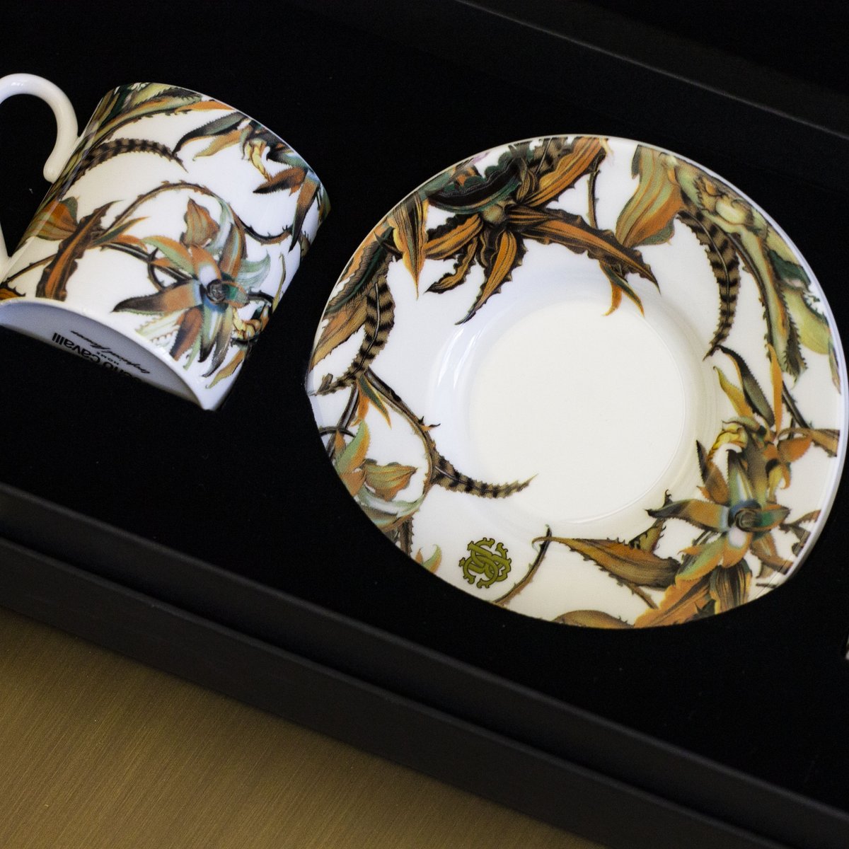 Don't miss out on our Christmas gift boxes this year! With mix and match designs and sets of two, we've put all of our #RobertoCavalli coffee and tea cup sets into luxury gifting boxes especially for Christmas. 

Click the link to shop ✨

kofc.co.uk/product-catego…