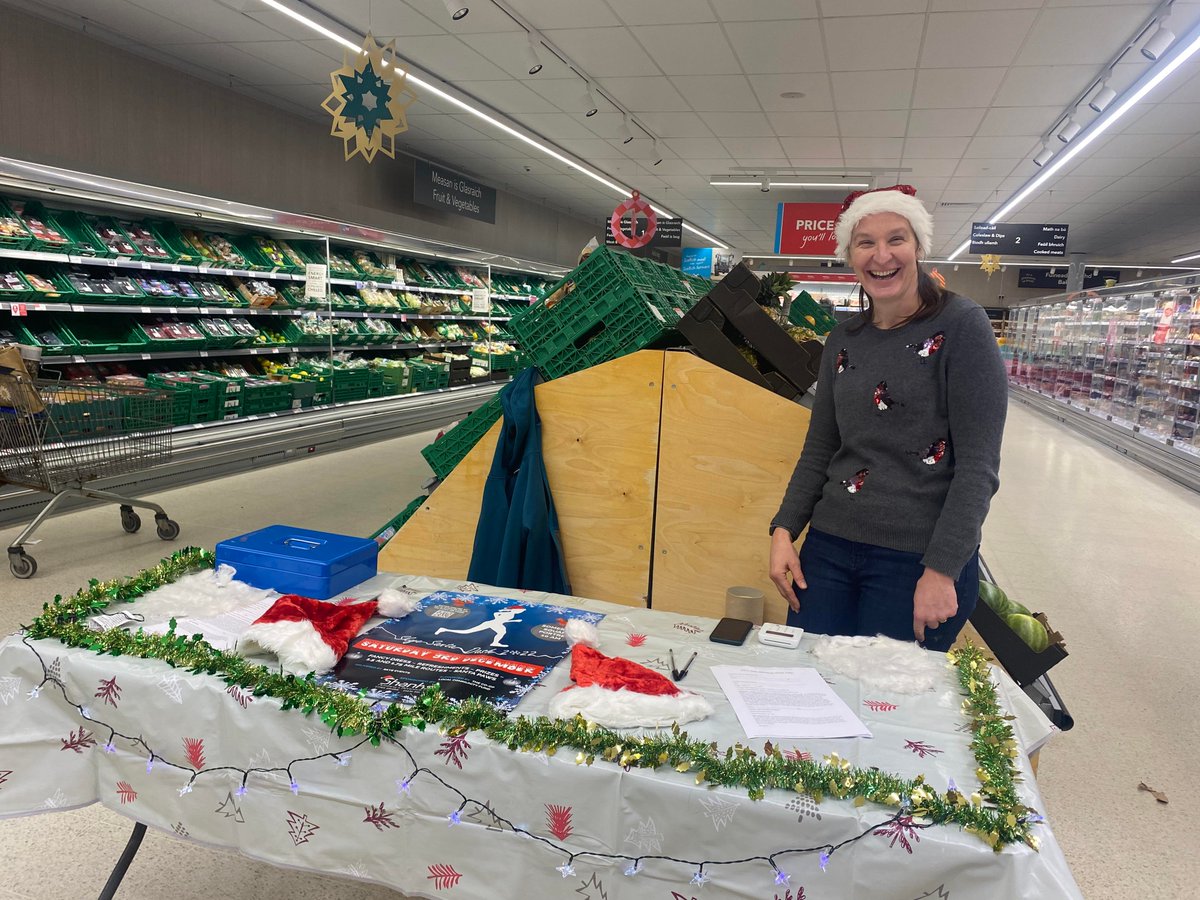 ONE DAY TO GO 'TIL THE DASH 🎉😍
Have you signed up yet? You can do that on-line until 4pm today here 👇
skye-events.co.uk/events/skye-sa…
Here's one of the lovely Sarah's in Portree Co-Op right now - she can sign you up too. She'll be there until 2pm - so run!!  It'll be good practice 😂