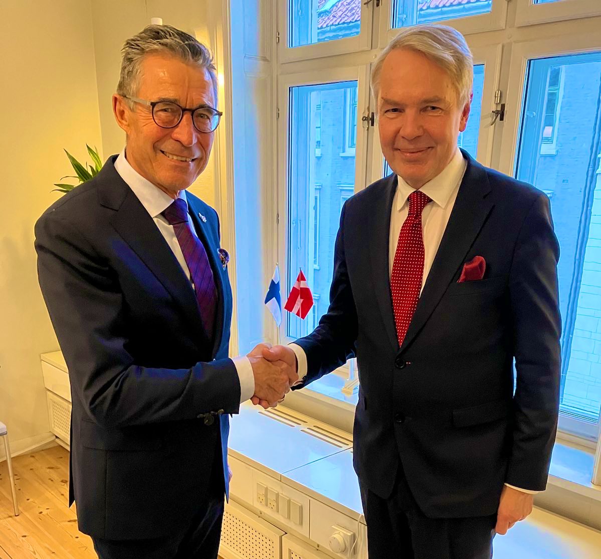 FM @Haavisto: Fruitful exhange about #Ukraine 🇺🇦 and the support for Ukraine, as well as our common European and global security politics with Former SG of #NATO Anders Fogh Rasmussen @AndersFoghR today in Copenhagen. United we stand.