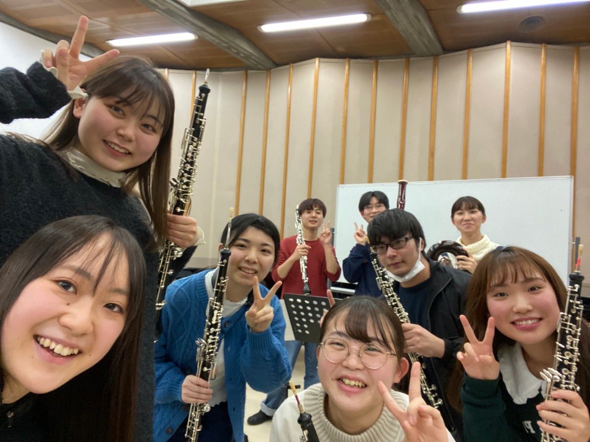 aigeiOBOE's tweet photo. 【#festedioboe まであと11日❗️】
本日は授業後にオープニング曲『ハチャトゥリアン/仮面舞踏会よりワルツ』の練習を行いました✨本番に向けて頑張っております🔥
12/13(火)はぜひ名東文化小劇場へお越しくださいませ🎶
写真は学部1年生の石川さくらです!(ALTもぜひご覧ください♪) https://t.co/lq4K8hxBDn