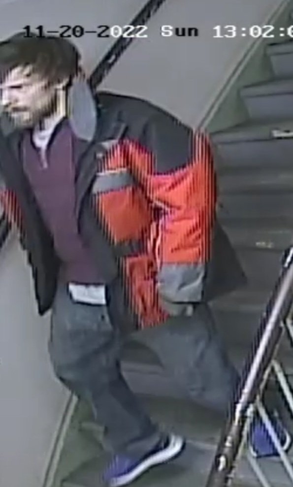 OPP_CR's tweet photo. Do you know who this individual is? We are investigating a theft. If you have any information, please call #HvilOPP at 705-789-5551 or if you wish to remain anonymous contact @CrimeSDM at 1-800-222-8477. ^JG https://t.co/YpLcZeZ1qV
