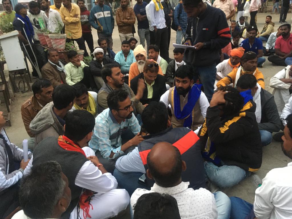 पहुच चुका हूं साथियो सिरोही कार्तिक भील के
 परिवार को न्याय दिलाने के लिए✊
कल सिरोही बंद का किया आह्वान 💪
जय भीम जय जोहार
<a href="/BhimArmyChief/">Chandra Shekhar Aazad</a>
@Anil_aazad