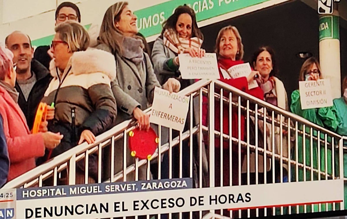 ADSPAragon's tweet photo. Hoy nos hemos concentrado junto a la Junta de Personal del HU Miguel Servet, por no haberse contratado personal suficiente para cubrir libranzas, además de las 7000 horas que se debe al personal de enfermería, condiciones que deterioran nuestra sanidad publica.
#SanidadPública https://t.co/8StoOsaJjR