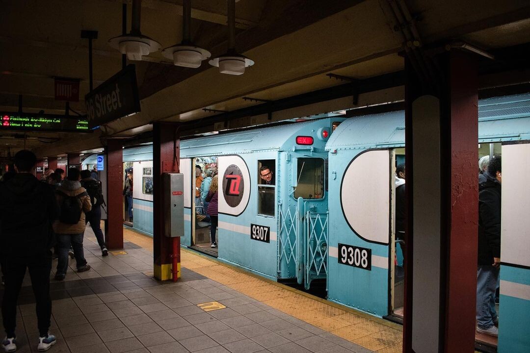 NYTransitMuseum's tweet image. You can ride a R-33WF car on the #TrainofManyColors Sunday, December 4th, 11th and 18th along the 1 line, making express stops on the local 1 line track between Chambers St and 137 St-City College, from 10am-5:30pm. More info at nytransitmuseum.org/nostalgiarides. 📷 @city.rails