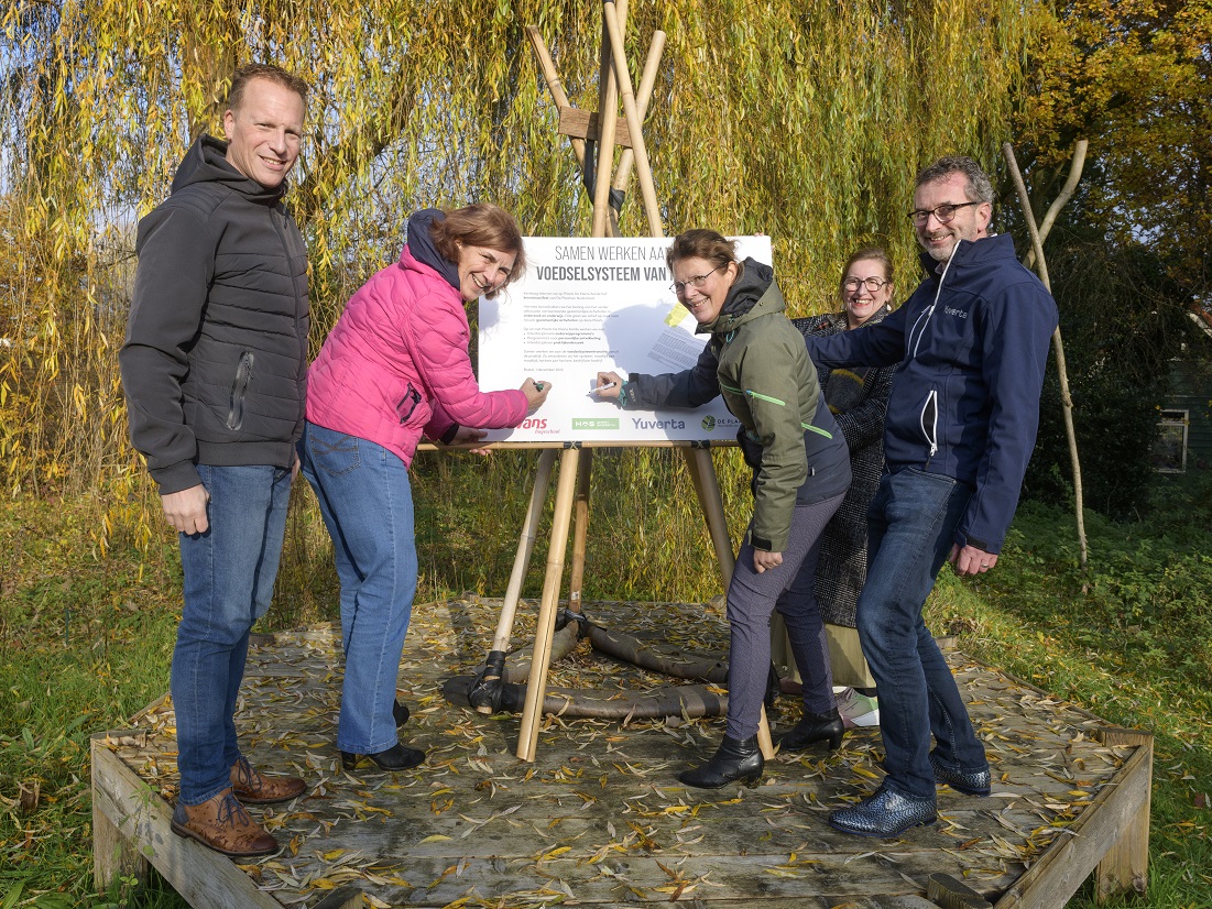 Om te komen tot écht duurzame #voedselsystemen, helpt een omgeving waarin je veilig anders kunt leren, denken en doen. Daarom tekenden de bestuurders van #HASgreenacademy, #AvansHogeschool en #Yuverta op 1 dec het Kennismanifest van De Plaatsen Nederland. bit.ly/3gXyHIf