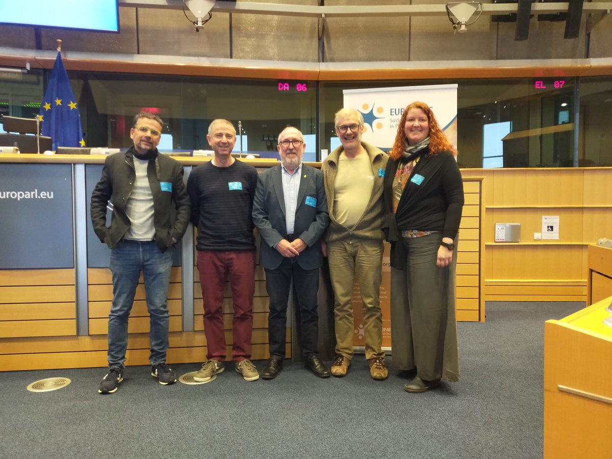 🥇Avui som a Brussel.les, al <a href="/Europarl_CAT/">Parlament Europeu</a> recollint d'<a href="/EUROPARC/">EUROPARC Federation</a> la nova acreditació a la #CETS del #PNPorts i les renovacions del #PNMontsant, #PNGarrotxa i #PNMontgrí. Un reconeixement a la feina del territori per un turisme sostenible basat en la natura
bit.ly/CETScat