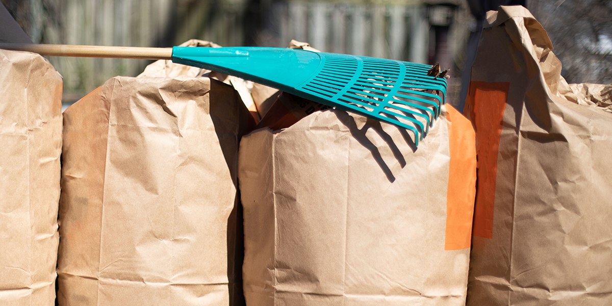 TownofWhitby's tweet photo. We are down to our last week of yard waste collection! If you're in the blue odd-numbered collection area, put out your yard waste in paper bags or returnable containers. https://t.co/fov0cN4Xv3 https://t.co/hN7NibS6Ph