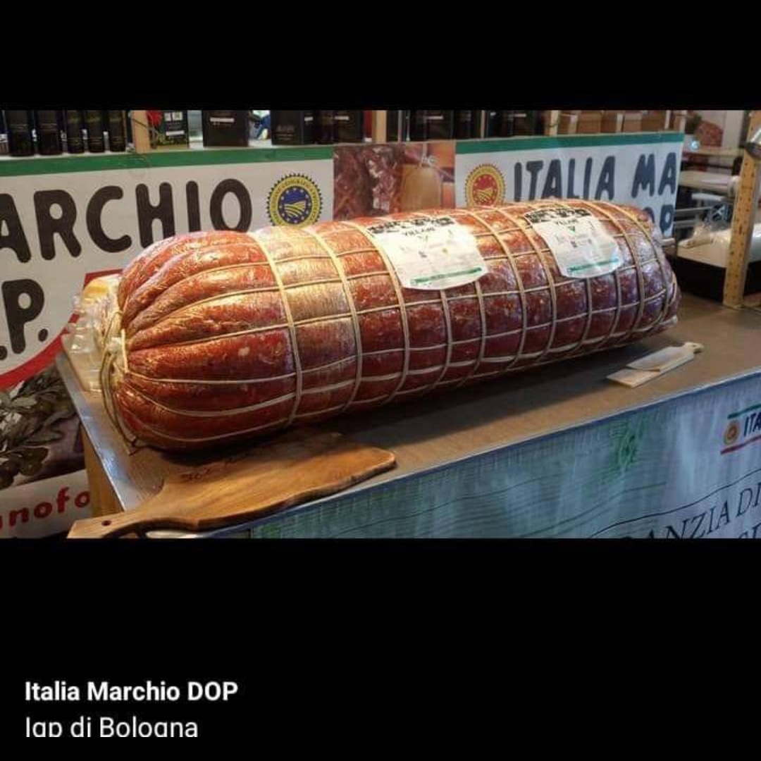 IsabellaAutunno's tweet photo. Mortadella Igp di Bologna,  200 chili di bontà,per noi è sempre un onore presentare Sua Maestà.  Per cuocere una Mortadella di queste dimensioni occorre un'ora per ogni centimetro quadrato. 💪 https://t.co/u0wwxEMGwI