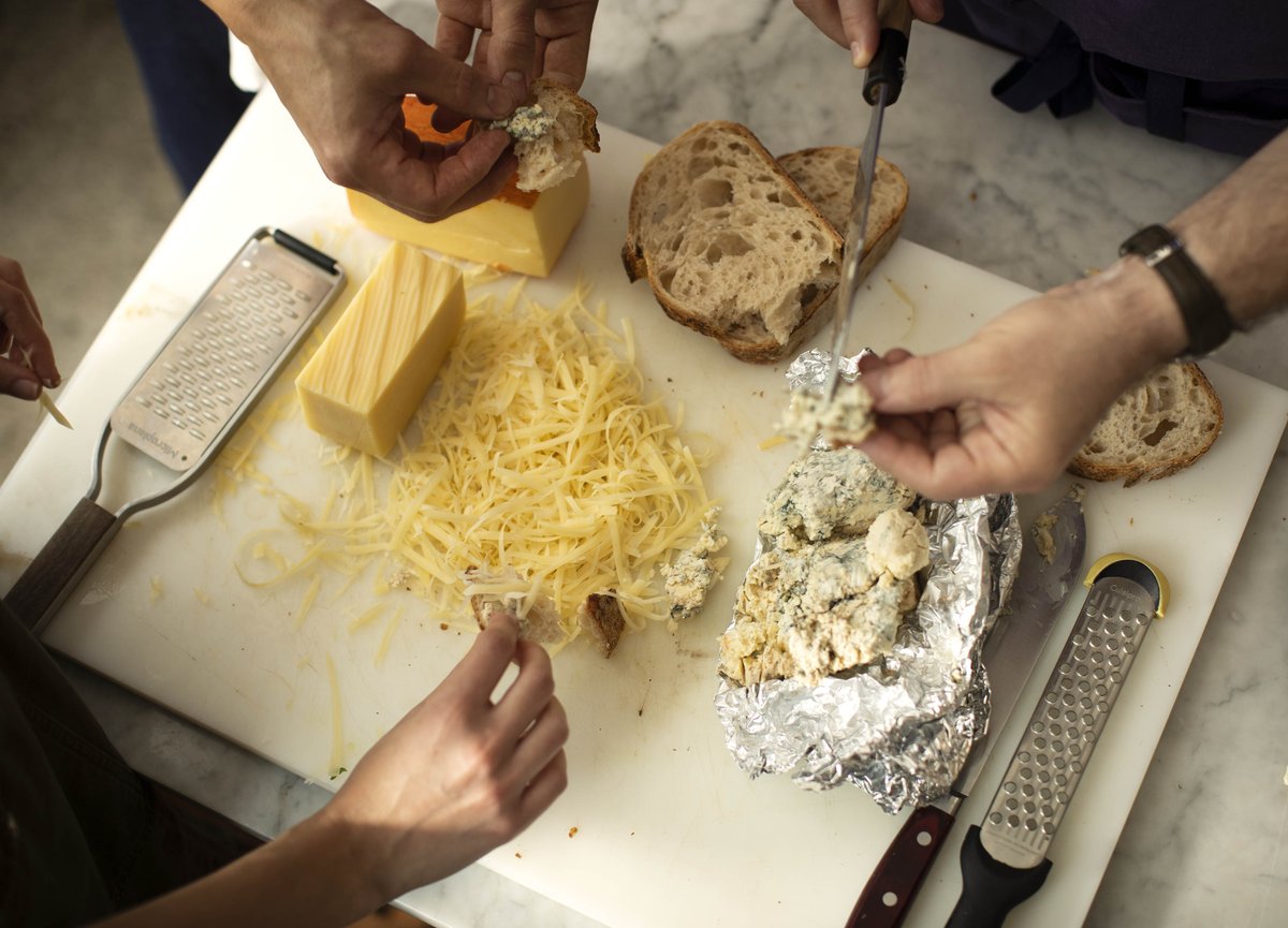 Si les gusta ponerle queso a los platos, una idea muy simple. Cuando prendan la parrilla, pongan una berenjena a cocinar en las brasas. Se termina con queso y hierbas frescas. Una delicia.
#FernandoTrocca #TroccaMundo #tips #cocina