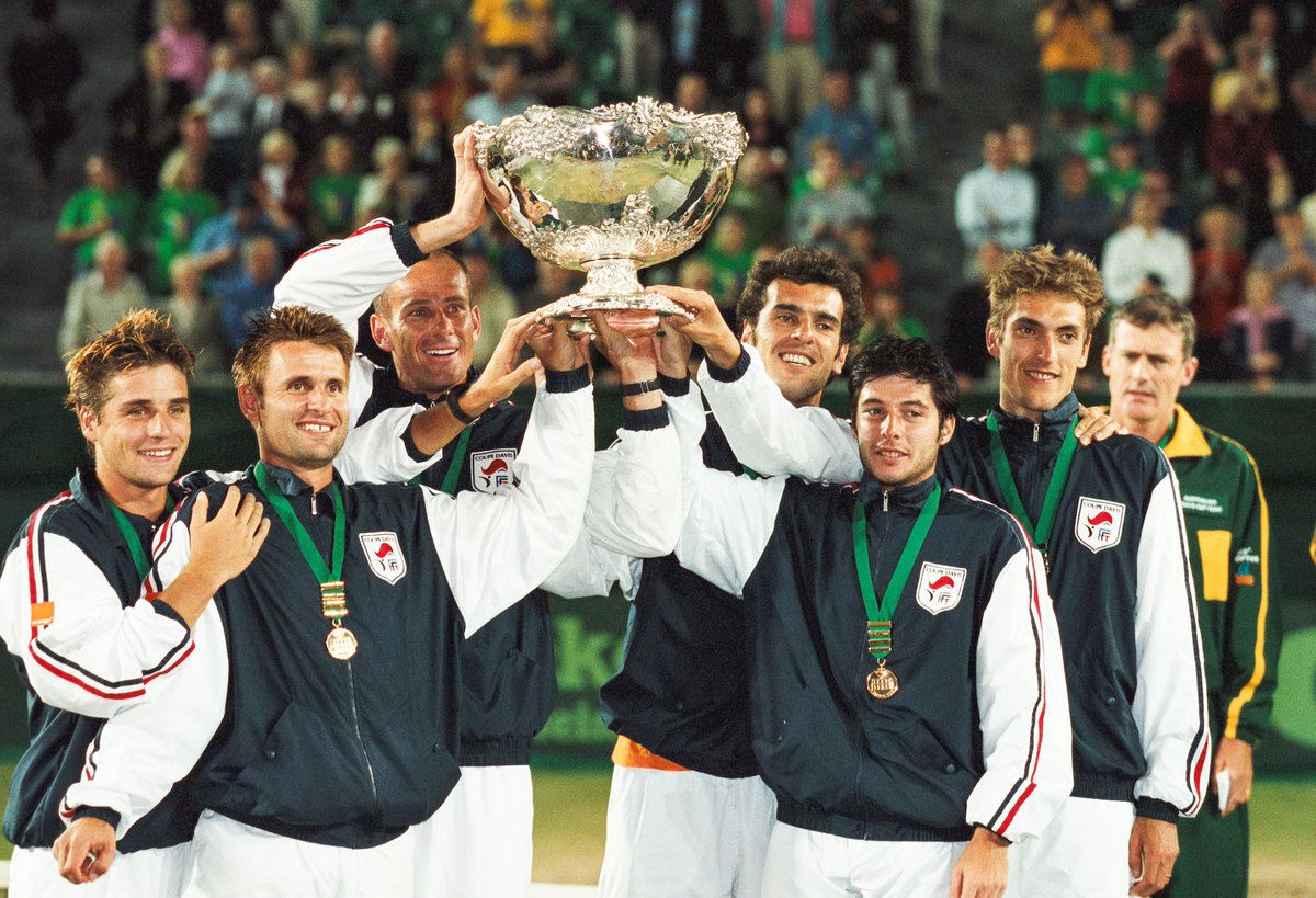 🇫🇷 02 décembre 2001 🗓️ La France remporte la Coupe Davis face à l'Australie suite à la victoire de Nicolas Escudé contre Wayne Arthurs dans le match décisif 🏆 Un neuvième Saladier d'argent remporté à Melbourne en Australie.