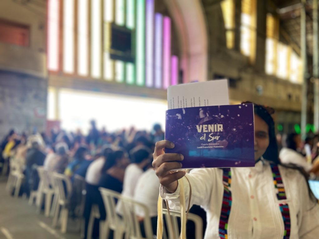 🎉Comienza #VenirAlSur
4to Encuentro LesbiTransInter Feminista en Uruguay

✊🏽Desde 2012 activistas de diversos lugares de América Latina y del Caribe se reúnen para construir feminismos críticos y crear estrategias que desmonten el sistema binario de género.