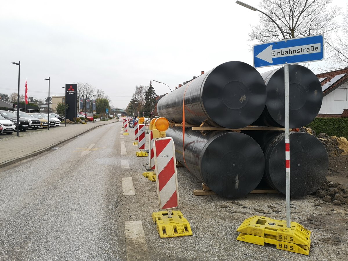 Der Verkehrsausschuss der Bezirksversammlung Bergedorf wird am Montag erneut über die Verkehrsführung an der Kreiselbaustelle in #Nettelnburg beraten. Die Einbahnstraßenregelung der Randersweide soll in der Fahrtrichtung umgedreht werden, forderten Anwohner bei einem Ortstermin.
