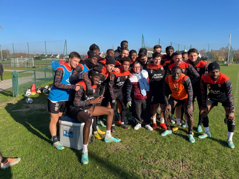 MERCI. Merci a toutes personnes présentes à notre arrivée. Un accueil que l on n oubliera pas. Merci a tous ses joueurs extraordinaires pleins d ambitions avec un grand cœur. Merci aux 2 journalistes Hélène et Dominique. Mais un grand merci a Laurent Abergel. Magique