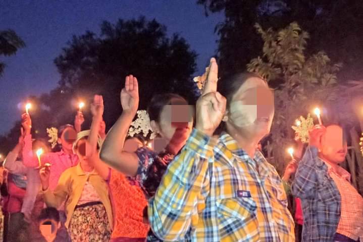 miN13700's tweet photo. The basic education general strike committe of Myaing, comrades of ABFSU &amp; ABYPU and local people in #Myaing township held their regular anti-dictatorship night strike on December 2.

#WarCrimesOfJunta
#2022Dec2Coup
#WhatsHappeninglnMyanmar https://t.co/ZCkSNTVHtj