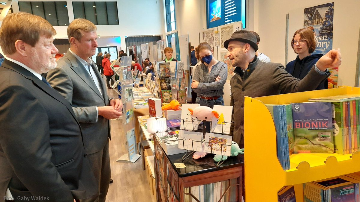 Leckerbissen für #Bücherwürmer 📖: Noch bis morgen finden in #Erfurt die "Thüringer Buchtage" statt, die heute von Sts @FellerCarsten eröffnet wurden. 30 Verlage präsentieren ihr Sortiment, zudem locken Neuerscheinungen und Buchlesungen. Eintritt frei! 👉 thueringer-buchtage.de