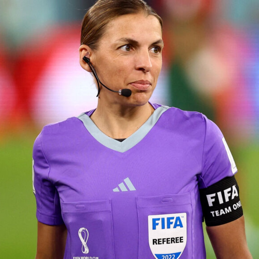 LMPositif's tweet image. 🇫🇷 Hier, lors du match opposant l'Allemagne au Costa Rica, l'arbitre française Stéphanie Frappart est rentrée dans l'histoire en devenant la première femme à arbitrer une rencontre de Coupe du monde masculine ! 👏
📸 Hannah McKay