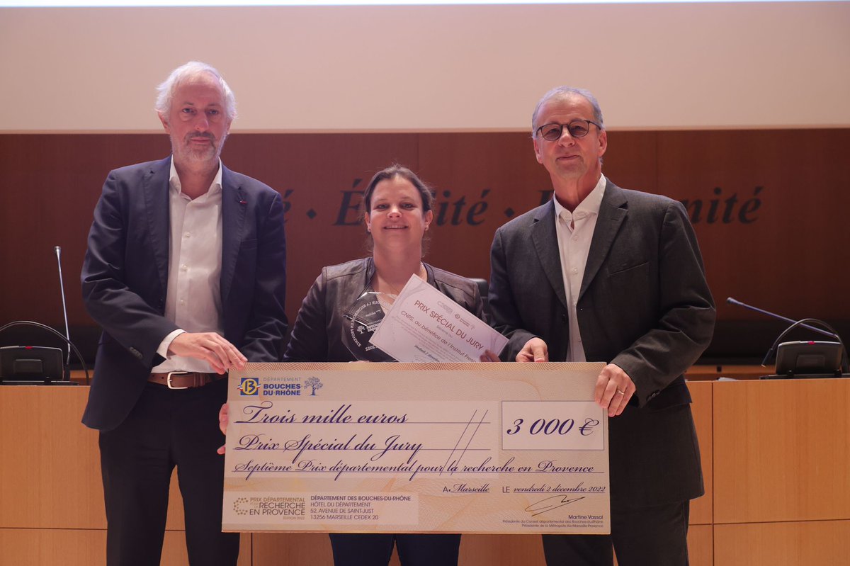 🏅 🪵 Le Prix Spécial est décerné au Docteur @lereua #CNRS de l’<a href="/InstitutFresnel/">Institut Fresnel</a> et son groupe de recherche, pour la compréhension des mécanismes et des propriétés du #bois, à travers l’étude de ses parois cellulaires, à l’échelle nanométrique.
