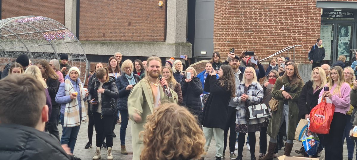 jo_ross20's tweet photo. @SamRyderMusic YOU TOTAL LEGEND!! It's not everyday you get to meet the most awesome dude in the music business on your lunchtime walk 😀  TOTAL respect for you bringing your album launch to the people a sign of a true musican 🎶🎶 #norwich #music #livemusic #samryder https://t.co/pwfkAmenPc
