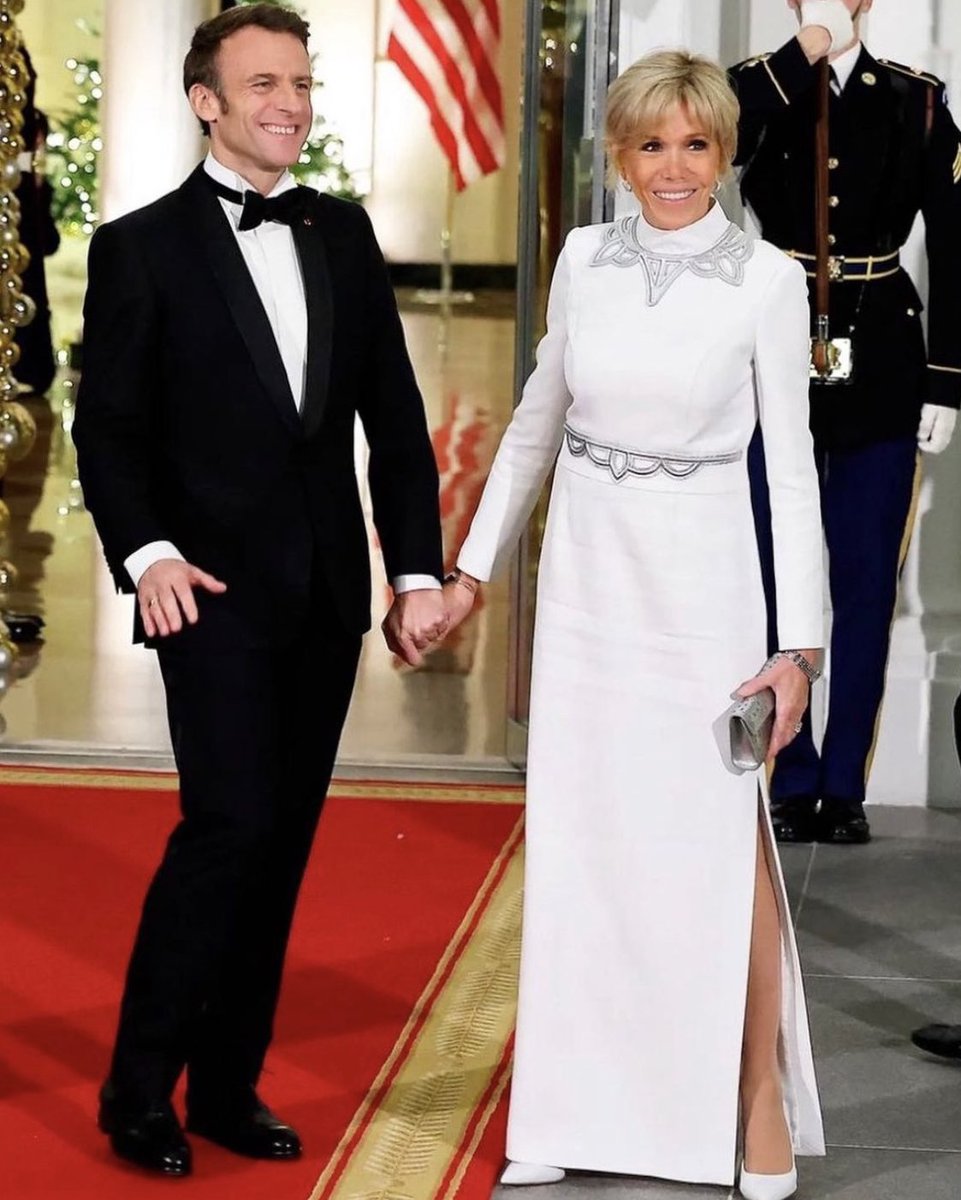 Emmanuel &amp; Brigitte
La classe à la Française 🇫🇷 aux 🇺🇸 

Quelle chance avons-nous d’être aussi bien représenté par le couple Présidentiel. Avec Brigitte #Macron rayonnante et distinguée, et Emmanuel Macron toujours aussi élégant et décontracté. Merci Président !

#MacronUSA #USA