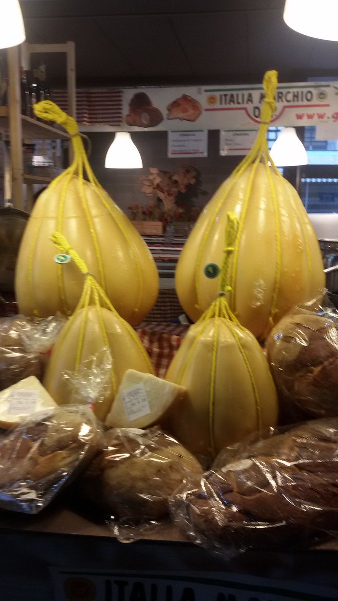 IsabellaAutunno's tweet photo. Provolone Valpadana DOP da 100 chili,  Mandarone piccante 40 chili DOP,Pane DOP di Altamura, e tante altre eccellenze tipiche italiane. 
Italia Marchio DOP https://t.co/oz6JbXI4oW