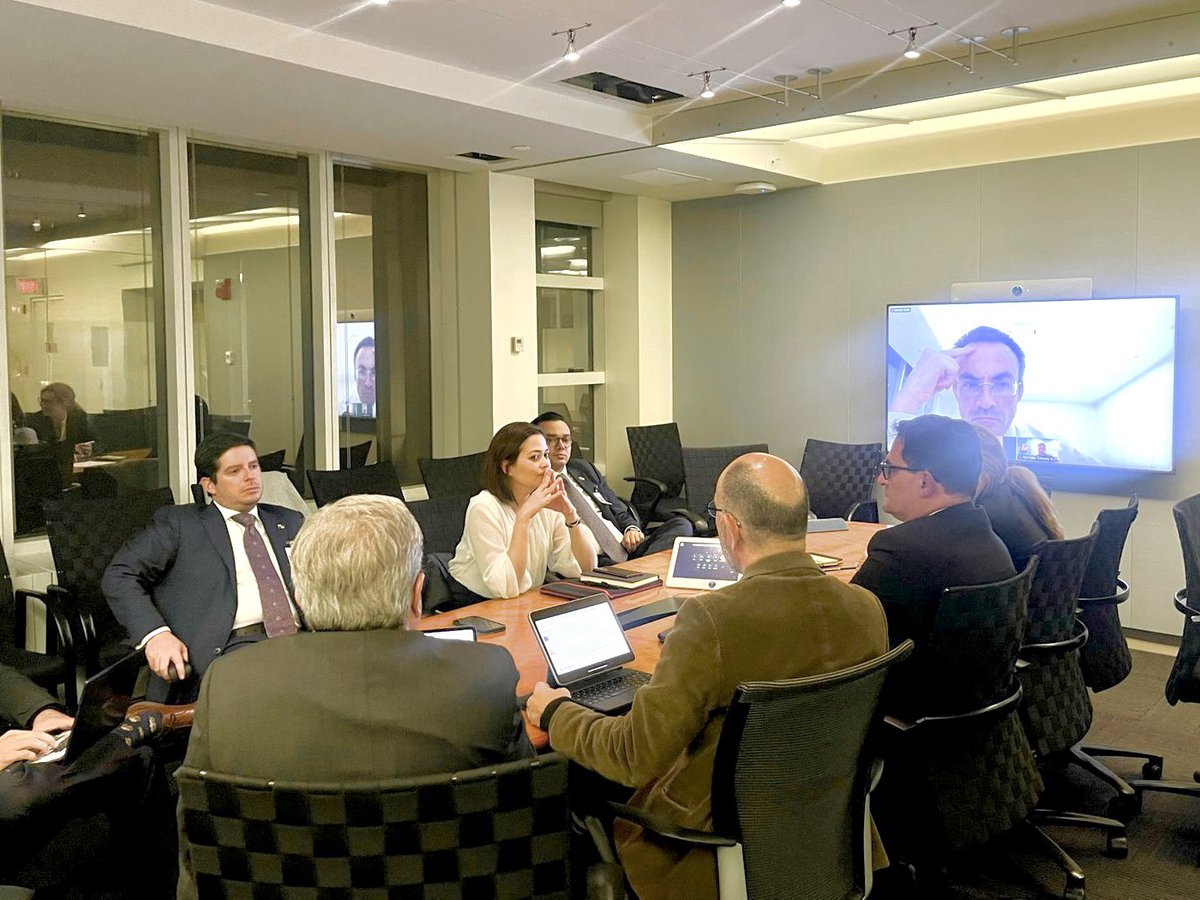 janaisatm's tweet photo. Provechoso encuentro con directivos del @BancoMundial .  Continuamos reforzando nuestras alianzas y compromisos. Panamá avanza en estrategias para impulsar el comercio global, el e-commerce y el nearshoring. https://t.co/8GNGqgSIpi