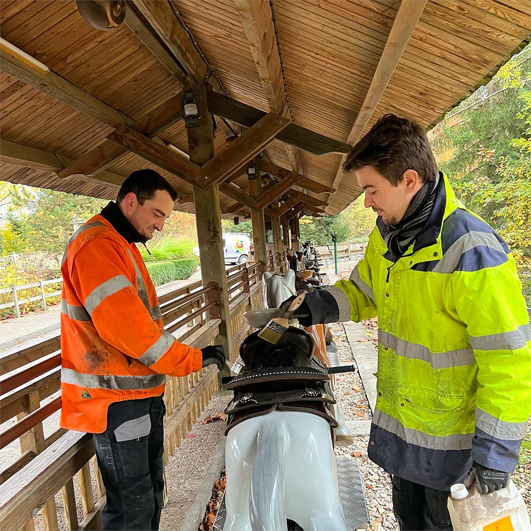 Nigloland's tweet photo. "Que faites-vous pendant que le parc est fermé ?" 🤔
Notre équipe réalise l'hivernage de nos attractions pour les garder bien au chaud jusqu'à l'ouverture ! 🎡🎢
#Nigloland https://t.co/jpQ91uW6Nw