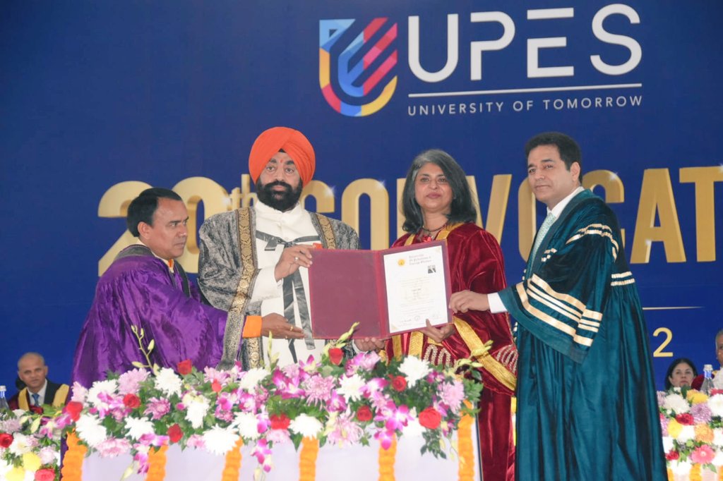 LtGenGurmit's tweet image. @UPESDehradun के रिसर्च के मापदंड उच्च स्तरीय हैं,यह देखकर बहुत अच्छा लगा कि यहां के छात्र आर्टिफिशियल इंटेलिजेंस,ड्रोन तकनीक, वर्चुअल सिस्टम से भी आगे बढ़कर 3एम मेटा वर्ल्ड की सोच के साथ आगे बढ़ रहे हैं।
#convocation2022