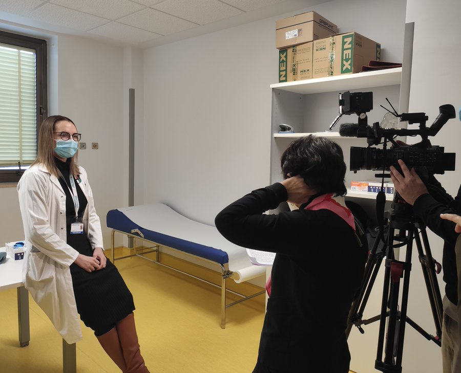 SEReumatologia's tweet photo. Las enfermedades reumáticas afectan a #unadecadacuatro personas adultas en España, cifra impactante que se puede convertir en un problema de salud pública. Hoy @reumacia del #HRamonyCajal lo ha estado comentando a @informativosTM junto a  @noiitahmusic de @LupusMadrid 🙌 https://t.co/BLOG32BoGV