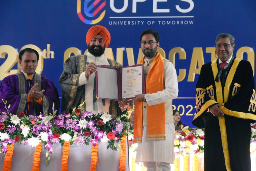 LtGenGurmit's tweet image. अच्छी शिक्षा के बिना अच्छा इंसान नहीं बन सकते I 
ये मेरी आशा है कि सभी छात्र हमेशा अच्छा करने की भावना से आगे बढ़ेंगे और आने वाले भविष्य में अपने ज्ञान और कौशल से उत्तराखंड के लिए योगदान देंगे।। 
#convocation2022 #UPESconvocation #UPES